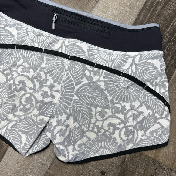 Lululemon Run Ultra Short ll Beachy Floral White Fossil/Black size 4 - Picture 7 of 14